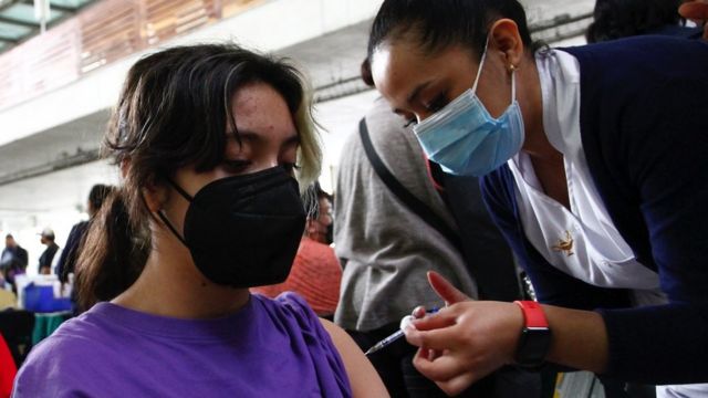 Niña mexicana recibe su vacuna de covid-19.