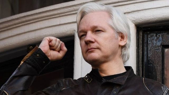 Julian Assange est placé en détention par les autorités britanniques après avoir été renvoyé de l'ambassade de l'Equateur à Londres.