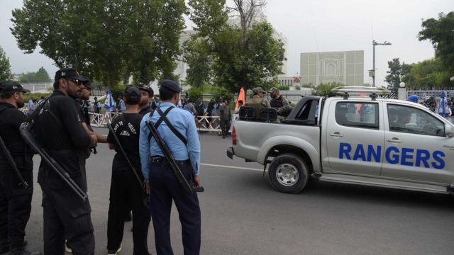 Soldados paramilitares y policías vigilan la entrada de la Corte Suprema de Pakistán