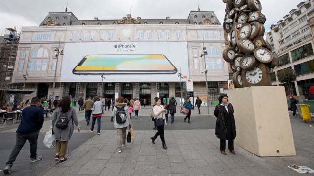 Cartel gigante en una estación de París, Francia, del nuevo iPhone X.