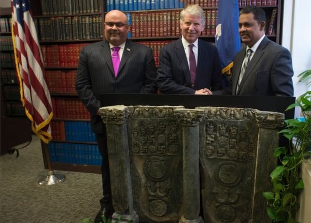 US and Pakistani officials with an ancient Pakistani sculpture in Manhattan, New York (27 April 2016)