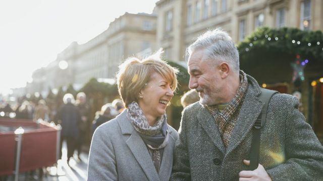 Pareja paseando en un mercado navideño.