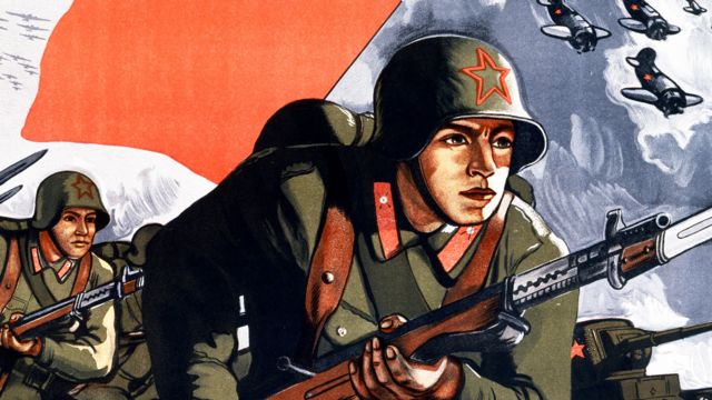 ملصق دعائي سوفيتي في فترة الحرب العالمية الثانية يصور انتصار الجيش الأحمر الموعود على النازيين - وهو النصر الذي درج الرئيس بوتين على الاستشهاد به