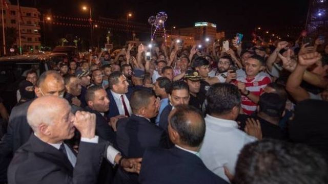 قيس سعيد يحتفل بين مناصريه بعد الاستفتاء في 26 يوليو/تموز