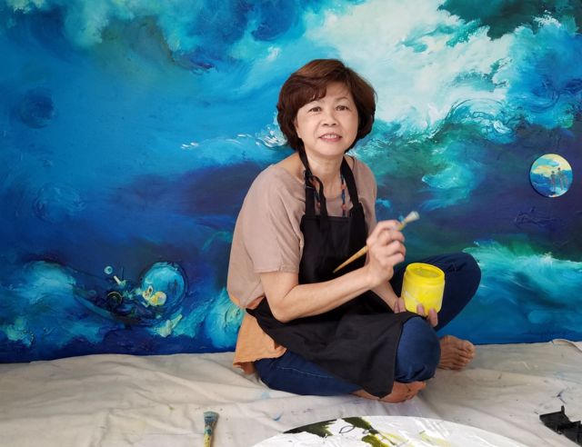 Họa sĩ Ann Phong trong phòng vẽ, 2019