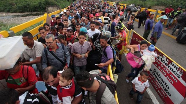 Decenas de miles de personas cruzan cada día desde Venezuela hacia Colombia.