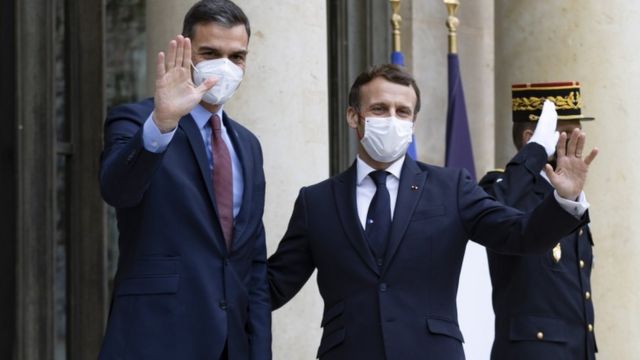 French President Emmanuel Macron (R) greets Spanish Prime Minister Pedro Sánchez (L)