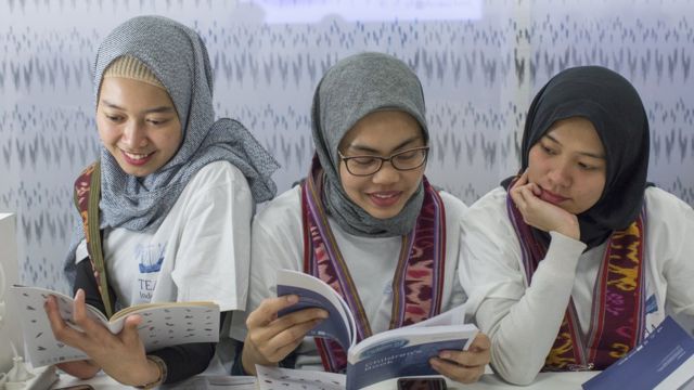 Tres chicas jóvenes leyendo