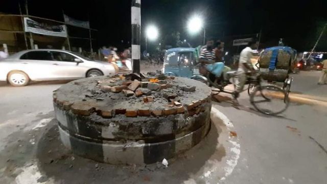 এই মোড়ে তৈরি করা হয় আবরারের স্মৃতির উদ্দেশ্যে স্থাপনা