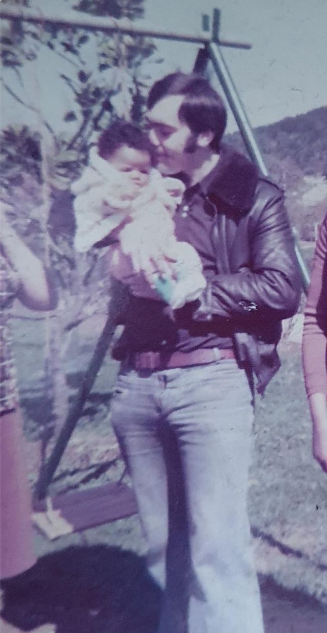 الطفلة آن ماري دياس بورغس مع والدها بالتبني كريستيان بوتو.