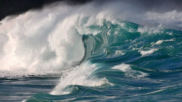 Giant waves break in Waimea Bay Beach, North Shore, Oahu, Hawaii, USA