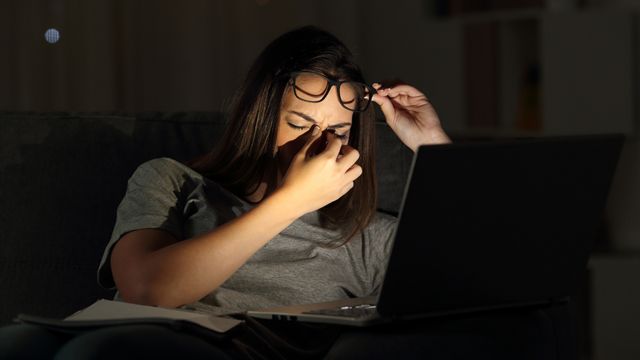 Una mujer con estrés mirando una pantalla