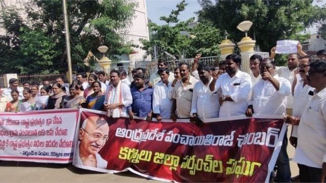 పంచాయితీల నిధులు దారి మళ్లిస్తున్నారంటూ సర్పంచులు ఆందోళన వ్యక్తం చేస్తున్నారు.