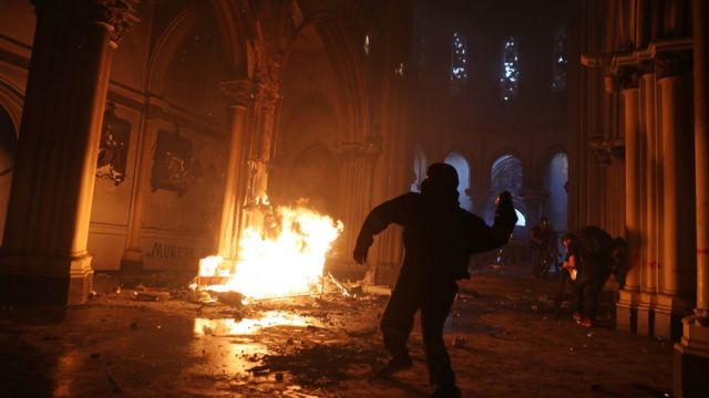 Iglesia de Santiago quemada durante las protestas por el aniversario del estallido social en Chile.