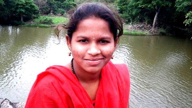 చెరువు వద్ద చిరునవ్వుతో కళ్యాణి