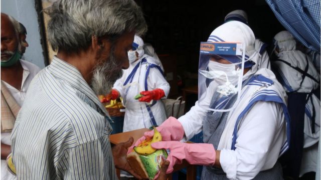 Monjas dando alimentos en India
