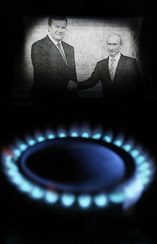 Не отримавши гроші від МВФ через газове питання, президент Янукович відмовився від євроінтеграції і поїхав по гроші до Москви