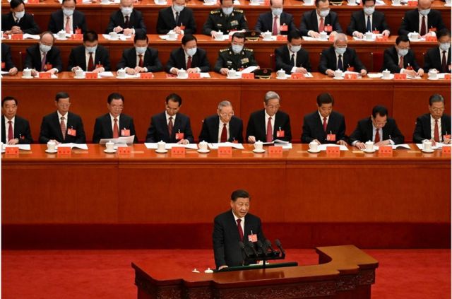 Zhang Gaoli, a former member of the Standing Committee of the Political Bureau of the CPC Central Committee, also sat in the first row of the rostrum (second from left in the front row).