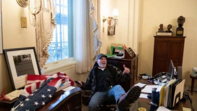 Một người ủng hộ Trump ngồi trong văn phòng Nancy Pelosi.
