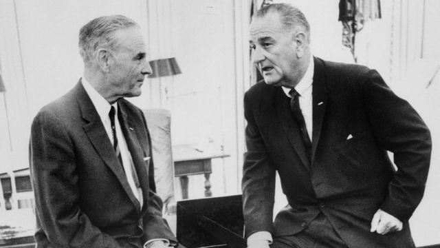 Tổng thống Mỹ Lyndon B. Johnson và Đại sứ Mỹ ở Nam Việt Nam Maxwell Taylor năm 1965