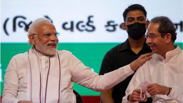 प्रधानमंत्री नरेंद्र मोदी के साथ मुख्यमंत्री उद्धव ठाकरे