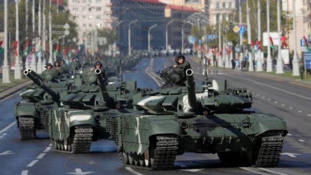 دبابات الجيش تستعد للعرض العسكري في بيلاروسيا