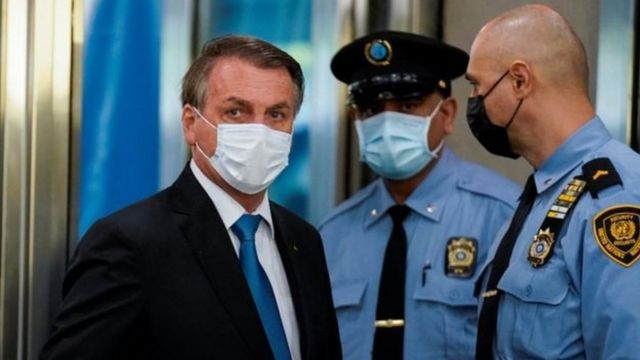 Jair Bolsonaro usa máscara a caminho da Assembleia Geral da ONU