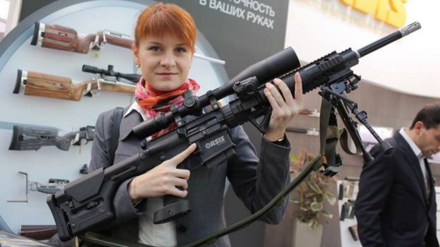 Maria Butina con un arma de fuego en las manos.