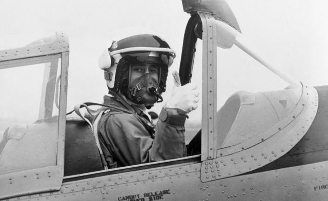 El rey Carlos III en la cabina de un avión Chipmunk antes de volar desde la RAF Oakington en Cambridgeshire, el 20 de mayo de 1969.