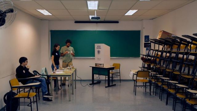 Un colegio electoral esperan a los votantes durante las elecciones legislativas y presidenciales, en Sao Paulo, Brasil,