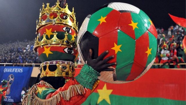 Un supporter du Burkina tenant un gros ballon aux couleurs de son pays