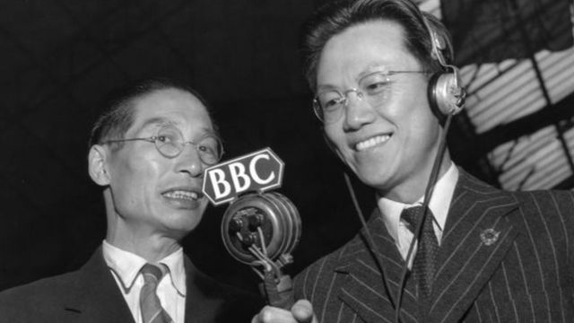 BBC中文记者刘复康（右）采访中华民国篮球队总教练宋君复（左）