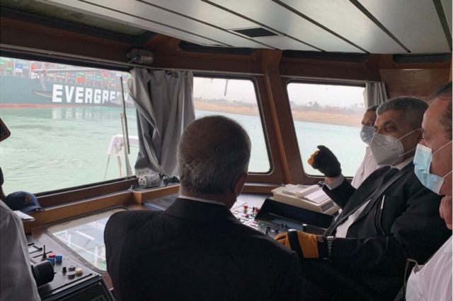 El jefe de la Autoridad del Canal de Suez, Ossama Rabei (segundo por la derecha), mirando el Ever Given encallado el 24 de marzo de 2021.