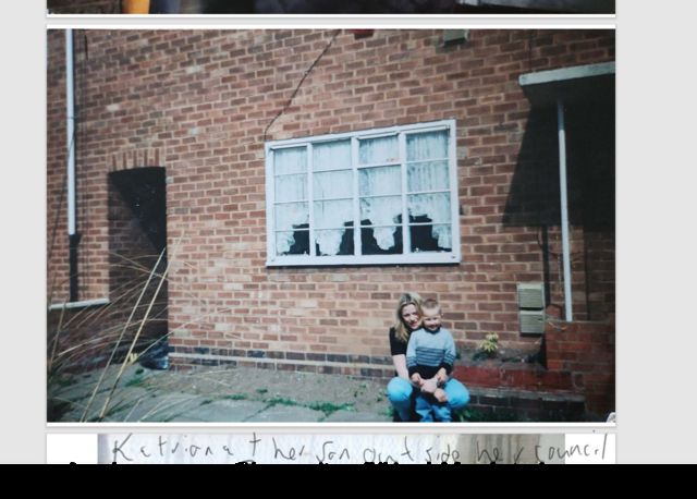 Katriona O'Sullivan junto a su hijo en 1996.