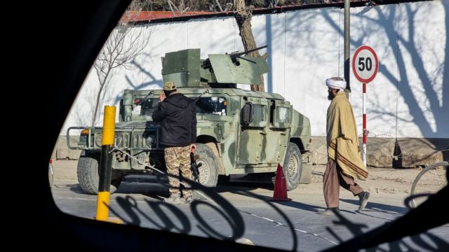 这一新的法令宣布之前不久，塔利班已开始禁止女性入读大学，并由武装警卫执行(photo:BBC)