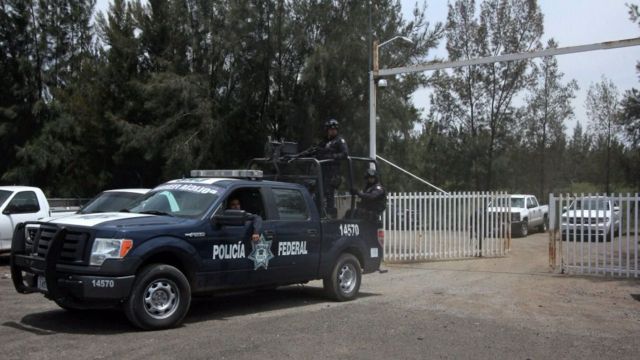 Policías federales vigilan el rancho El Sol en Tanhuato, Michoacán