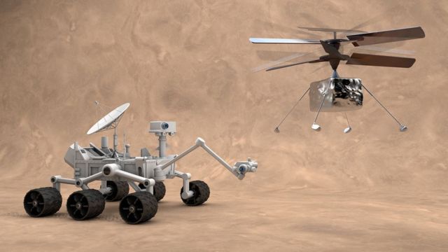 Um pequeno helicóptero como o Ingenuity (à direita) possibilita uma forma diferente de mapear outros mundos, que é uma alternativa ao método trabalhoso conduzido por sondas de superfície como o Curiosity