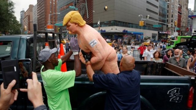 Abakozi bo mu bibanza abantu bafatiramwo akayaga " New York City Parks " bariko barakuraho igishusho ca Donald Trump