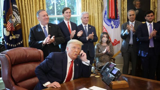 Trump com sua equipe no Salão Oval da Casa Branca
