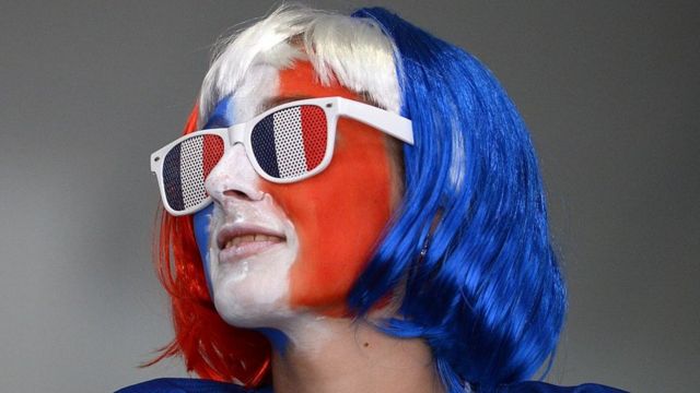 Devojka sa licem u bojama francuske zastave