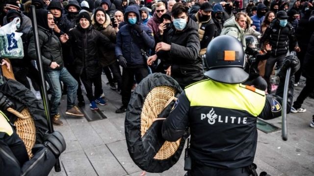 Un policía se enfrenta con manifestantes en Eindhoven.