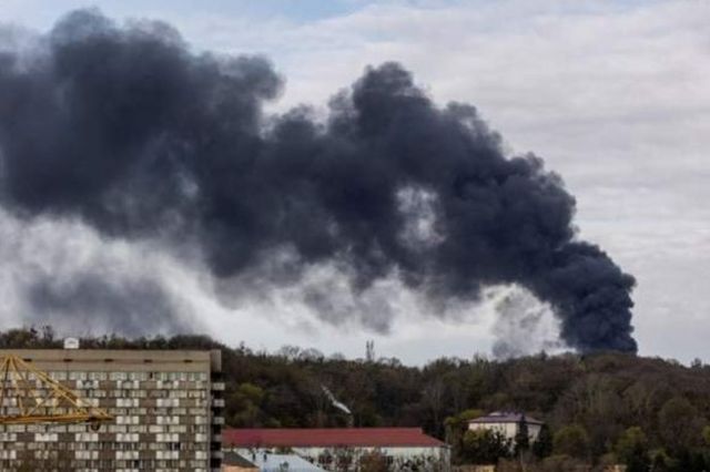 Fumaça no horizonte de Lviv após os ataques de mísseis russos