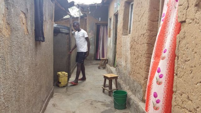 Un étudiant devant une chambre de l'un des campus sociaux de l'Université du Burundi