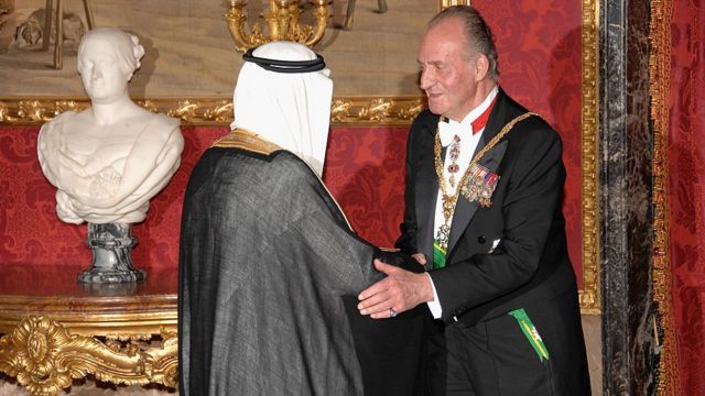 Juan Carlos I saludando al rey saudita Abdullah Bin Abdul Aziz Al Saud en 2007.