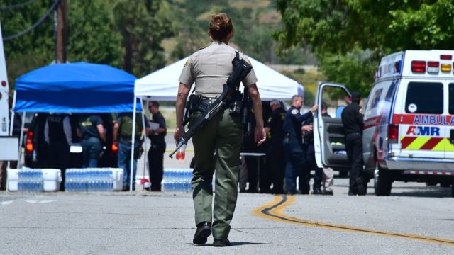 米サンバーナディーノの小学校で発砲 教師と8歳生徒が死亡 cニュース