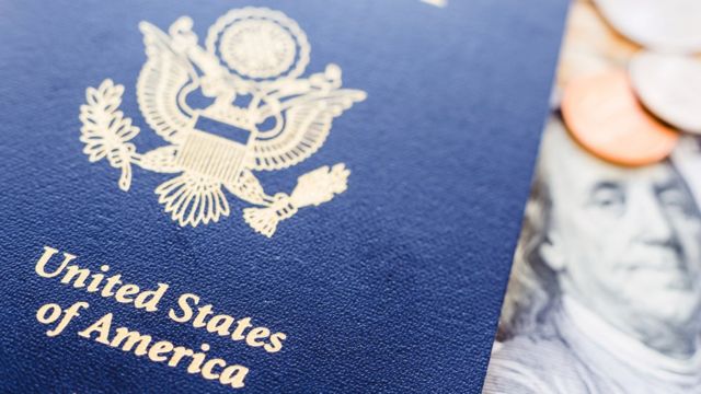 Passaporte e dinheiro americano