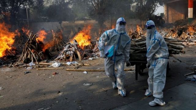 Cremações em massa na Índia sendo realizadas para vítimas de covid-19