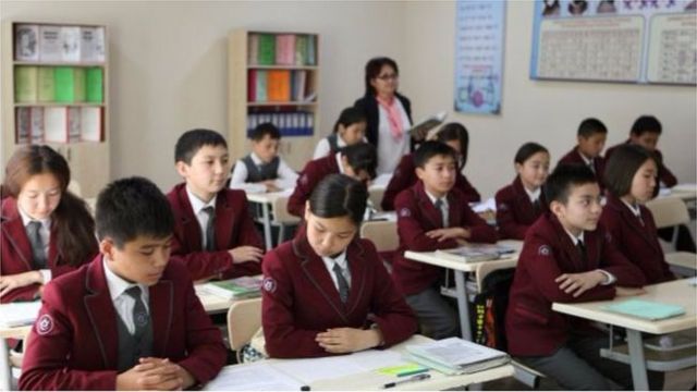 Кыргызстанда жалпысынан 2218 мектепте, 1 млн 200 миң чамалуу окуучу билим алат.