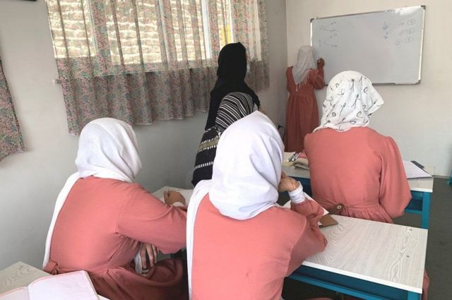 زيارة لمدرسة سرية للبنات في أفغانستان