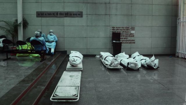 Перед кремацией тела пациентов, умерших от коронавируса, заворачивают в пакеты
